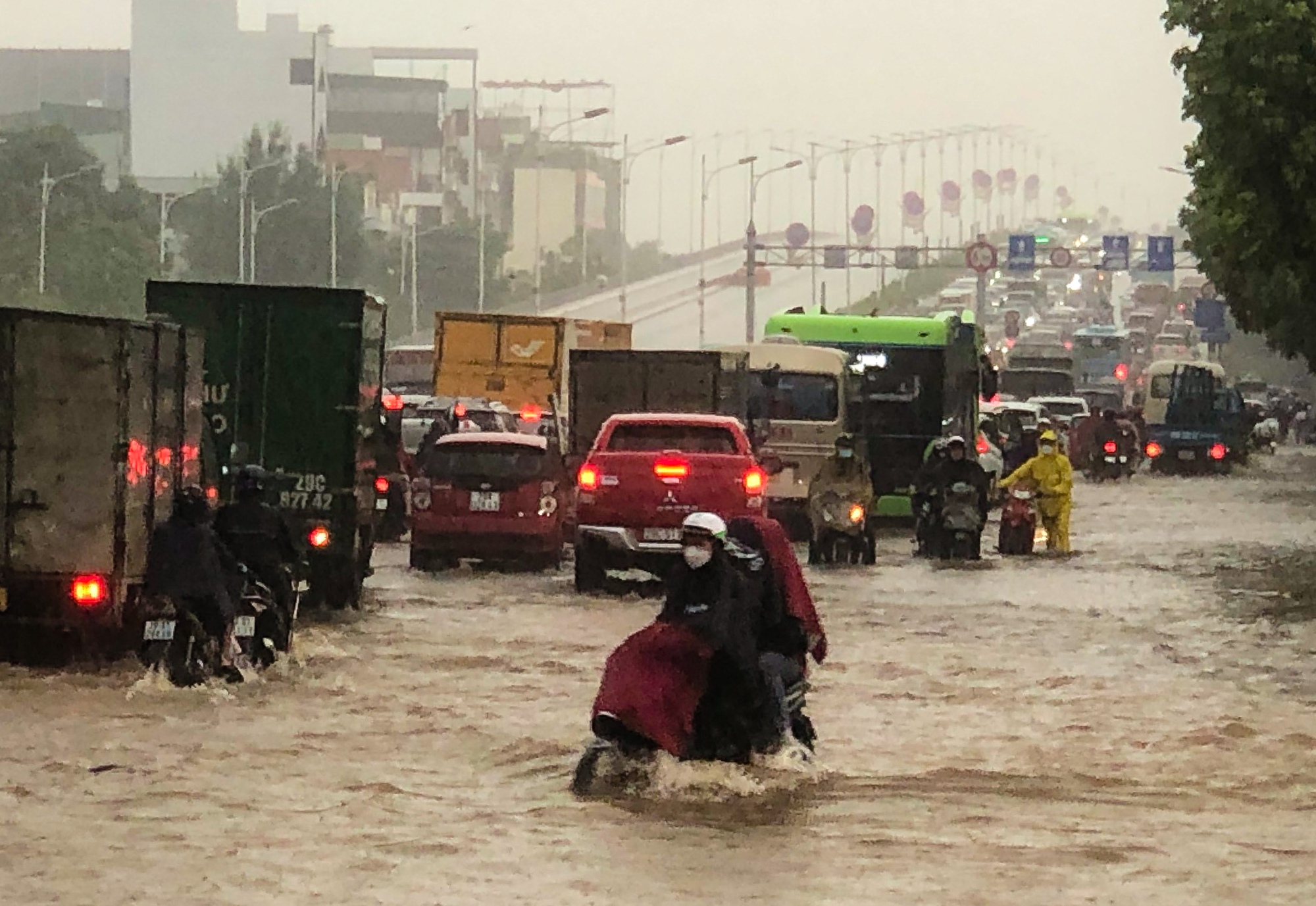 Đường phố thành sông, giao thông tê liệt trong trận mưa lớn - Ảnh 9.