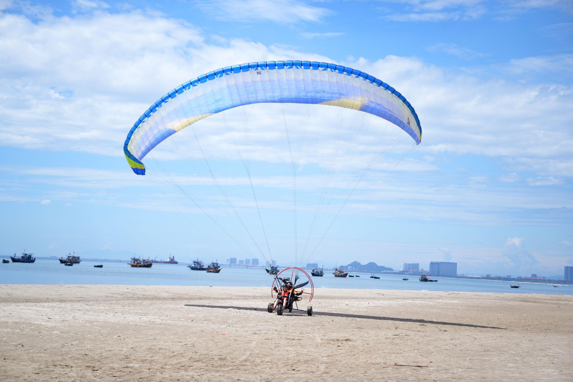 កញ្ញា បាន ម៉ៃ ជួបប្រទះការជិះឆ័ត្រយោង - រូបថត ៤. Hoa hậu Ban Mai trải nghiệm dù lượn - Ảnh 4.