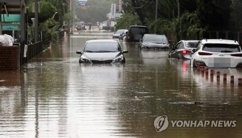 Cơn bão bất thường Khanun đổ bộ Hàn Quốc, xuyên dọc” bán đảo Triều Tiên - Ảnh 1.