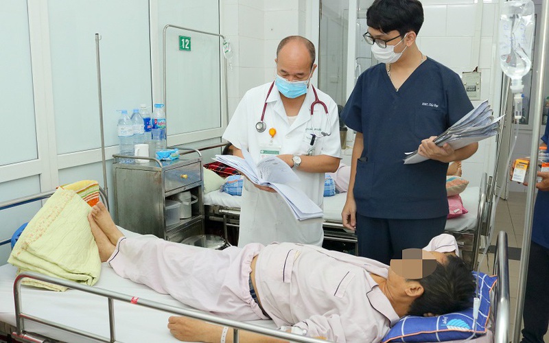 Sán bám chặt hai lá phổi sau khi ăn gỏi cua sống - Ảnh 1. Sán bám chặt hai lá phổi sau khi ăn gỏi cua sống - Ảnh 1.