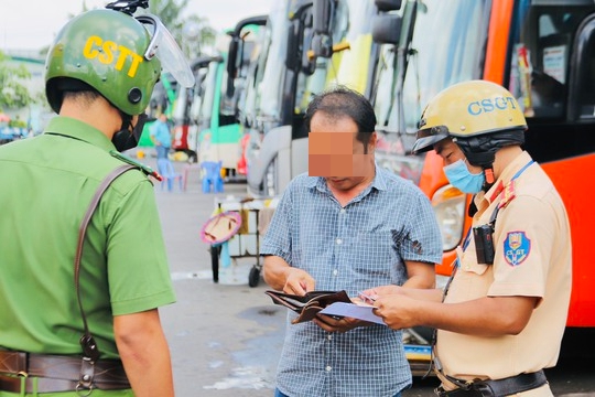 CSGT TP HCM phát hiện tài xế còn say ôm vô-lăng xe khách tuyến Bắc - Nam - Ảnh 3.