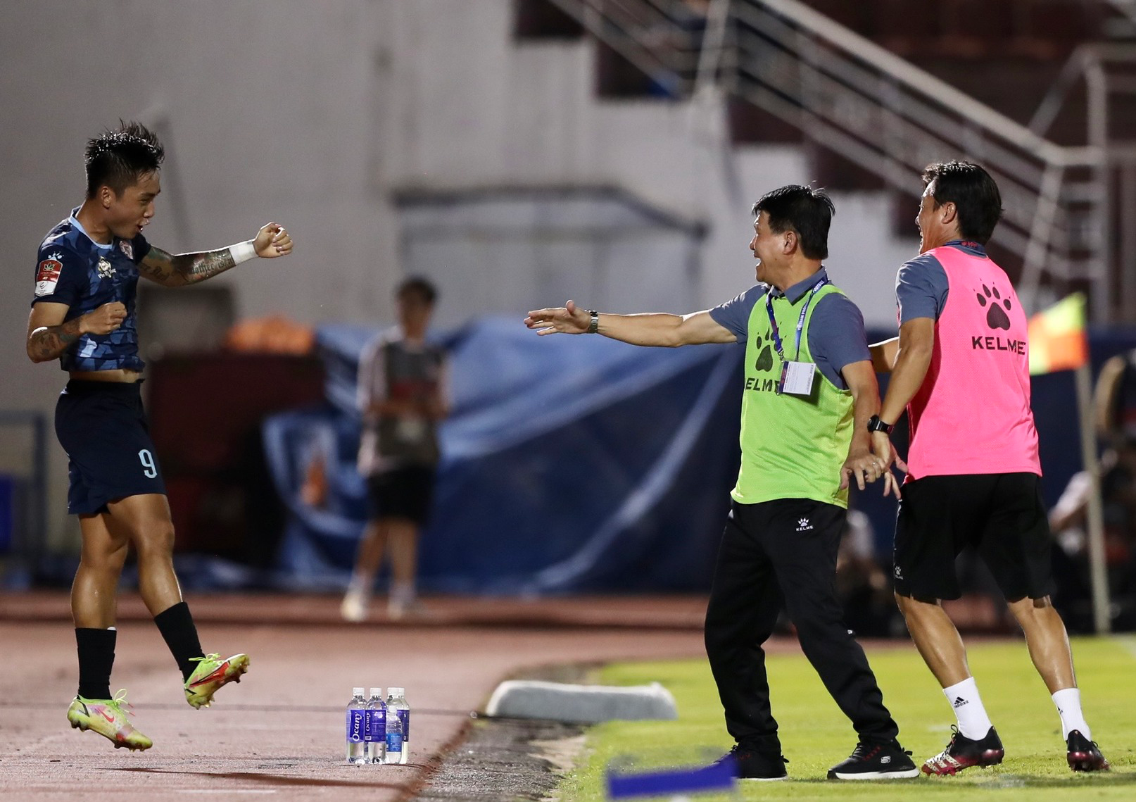 Trụ hạng thành công, HLV Vũ Tiến Thành thừa nhận CLB TP HCM yếu nhất V-League - Ảnh 3.