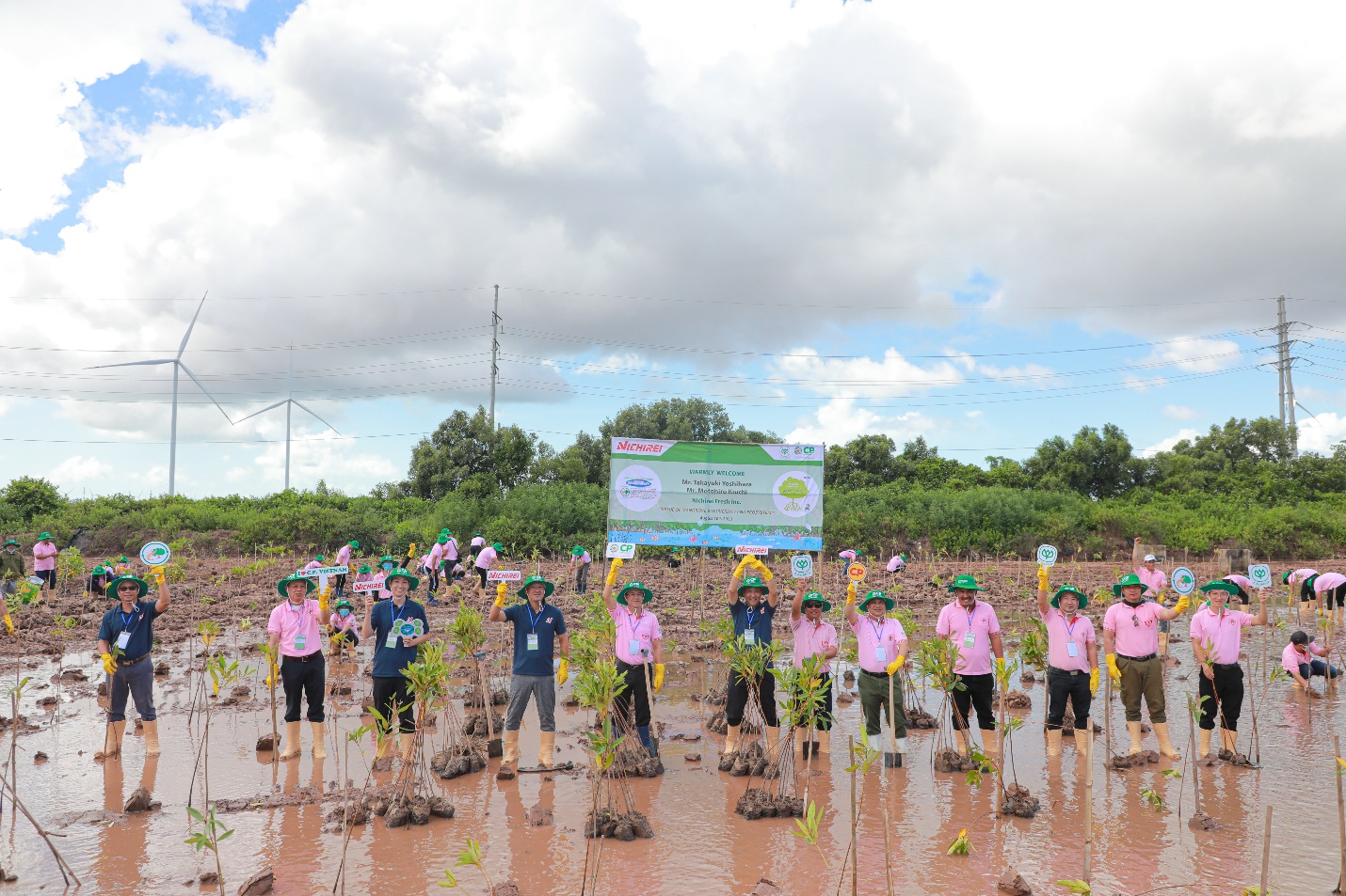 Khởi động dự án trồng cây bảo vệ đa dạng sinh học tại trang trại nuôi tôm C.P. Việt Nam - Ảnh 2.