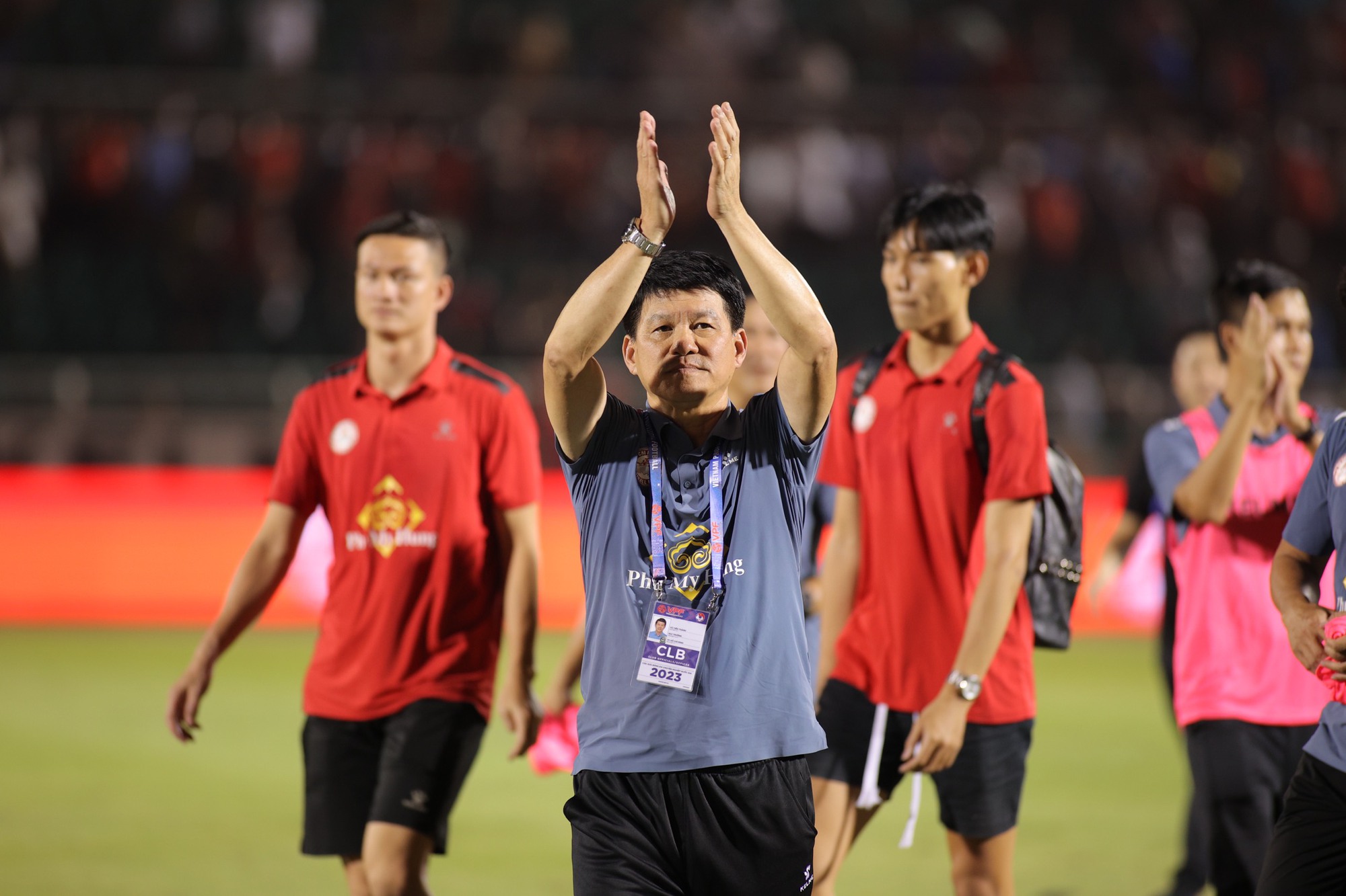 Trụ hạng thành công, HLV Vũ Tiến Thành thừa nhận CLB TP HCM yếu nhất V-League - Ảnh 2.