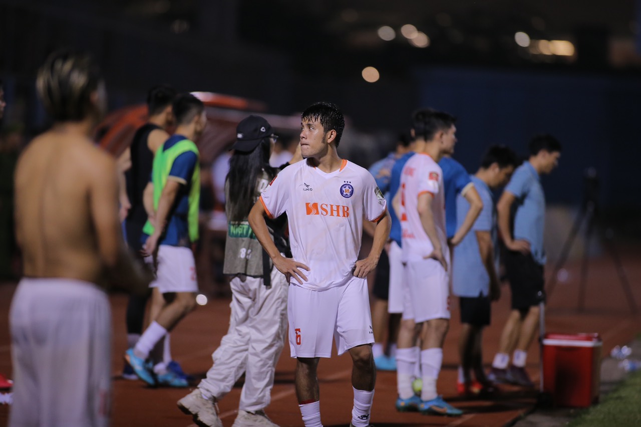 Trụ hạng thành công, HLV Vũ Tiến Thành thừa nhận CLB TP HCM yếu nhất V-League - Ảnh 8.