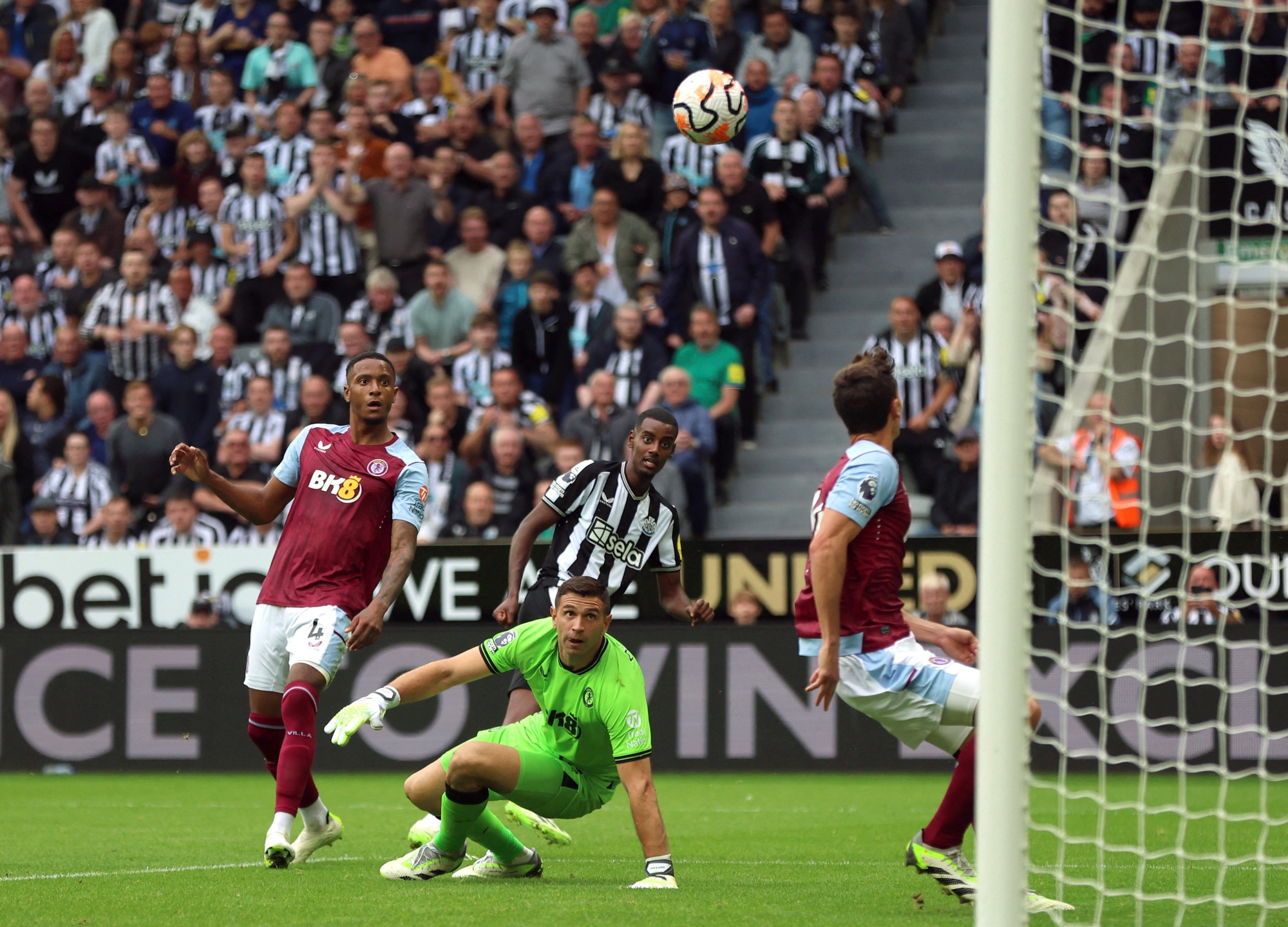 Hạ Aston Villa trận cầu 6 bàn, Newcastle giành ngôi đầu Ngoại hạng - Ảnh 2.