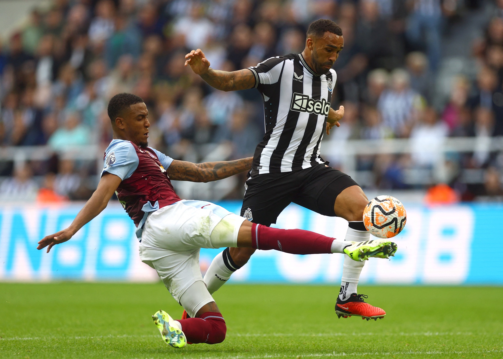 Hạ Aston Villa trận cầu 6 bàn, Newcastle giành ngôi đầu Ngoại hạng - Ảnh 3.