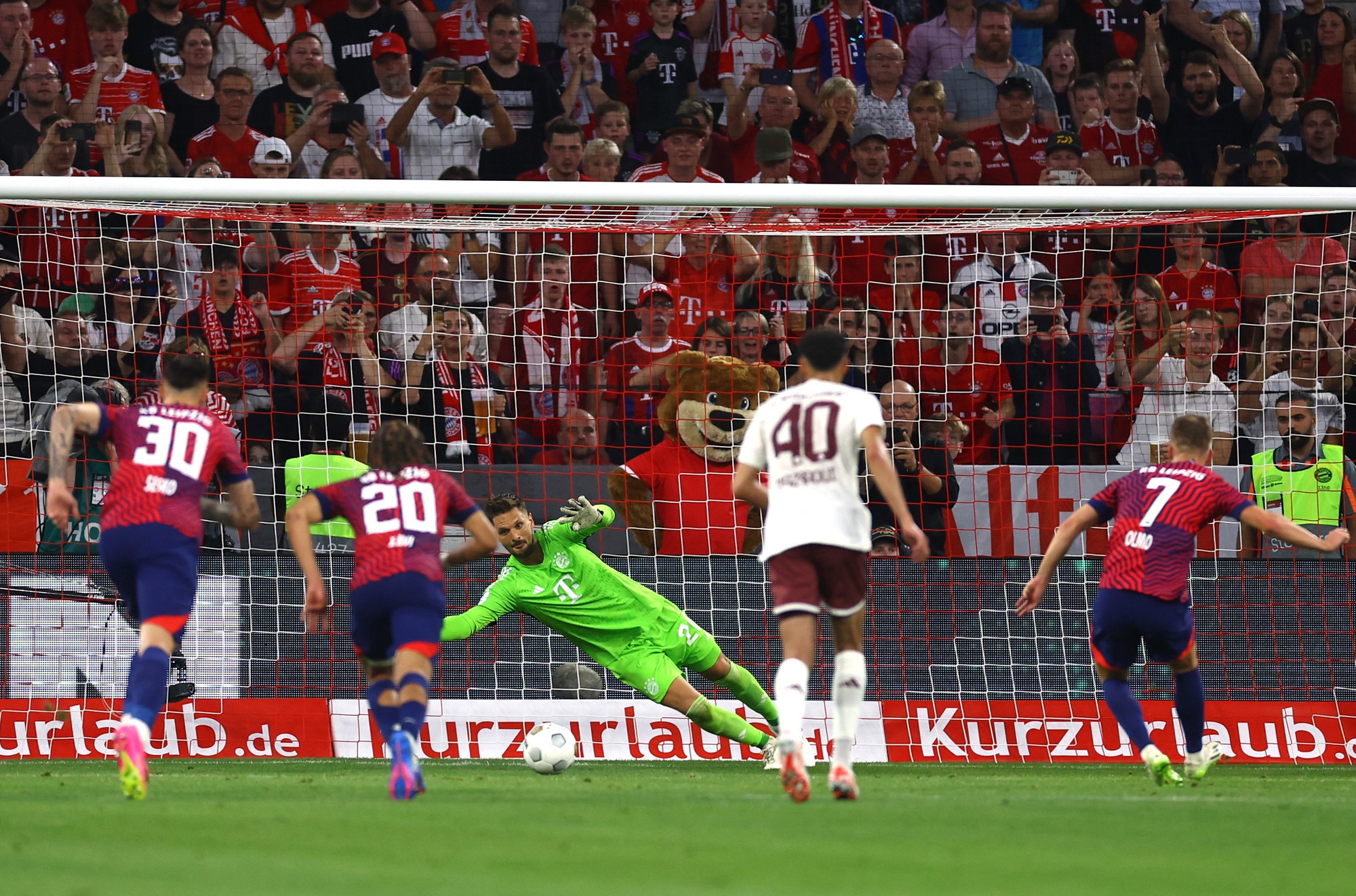 RB Leipzig xuất sắc giành Siêu cúp Đức, ngỡ ngàng Bayern Munich và Harry Kane - Ảnh 7.