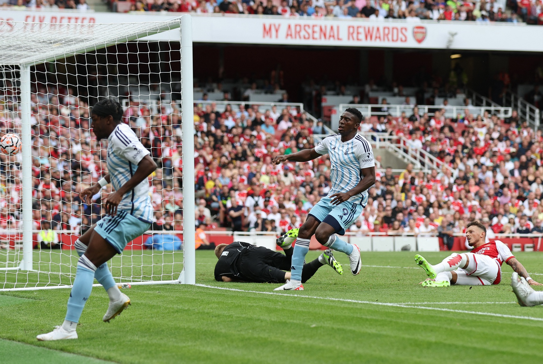 Thắng chật vật Nottingham Forest, Arsenal khởi đầu Ngoại hạng Anh thuận lợi - Ảnh 5.