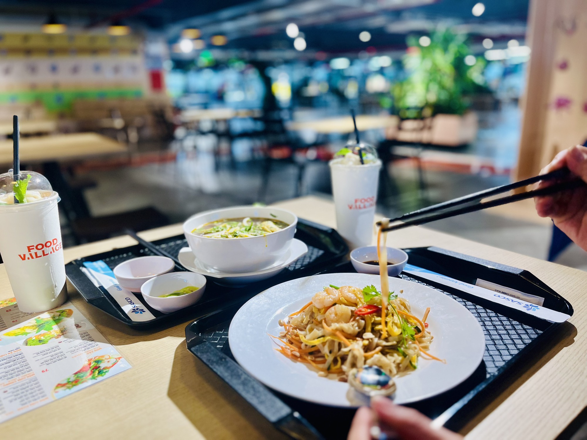Khu ẩm thực Food Village tại sân bay Tân Sơn Nhất vừa mới khai trương - Ảnh 2.