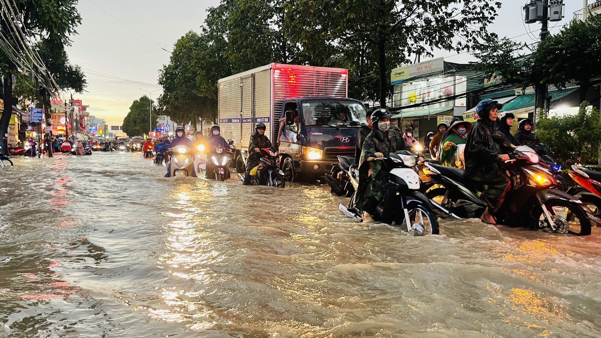 Ngàn người ở TP Biên Hòa lo sợ khi trời chuyển mưa  - Ảnh 1.