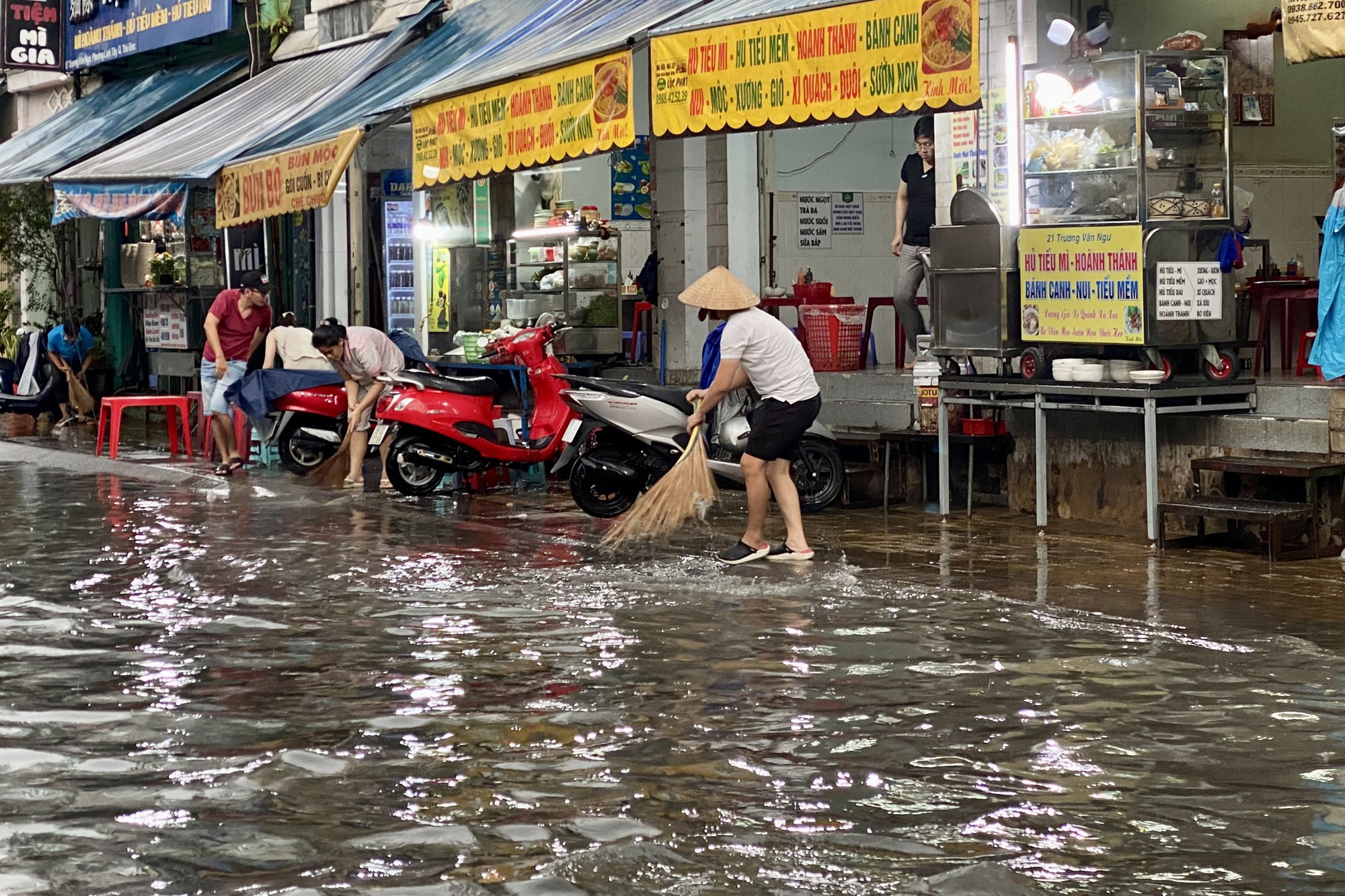 Mưa ngập nhiều tuyến đường ở Thủ Đức, một số nơi xuất hiện hố sâu, sụt lún - Ảnh 9.