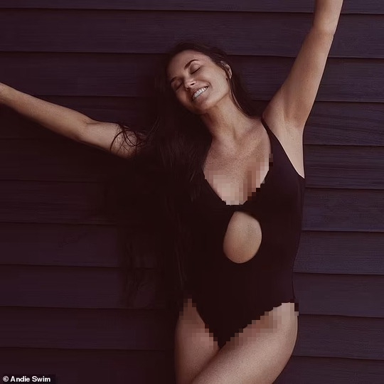 Minh tinh Demi Moore “nhí nhảnh” với bikini ở tuổi 60 - Ảnh 8.