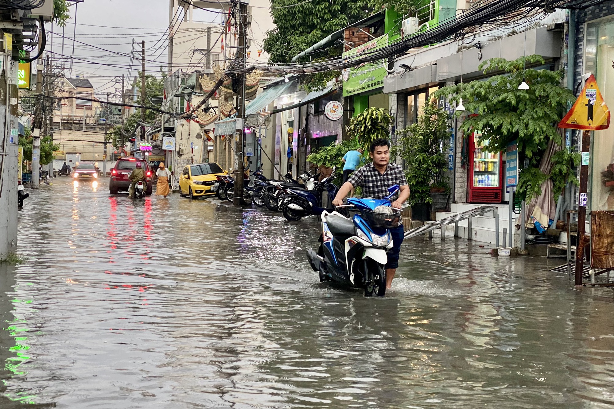 Mưa ngập nhiều tuyến đường ở Thủ Đức, một số nơi xuất hiện hố sâu, sụt lún - Ảnh 3.