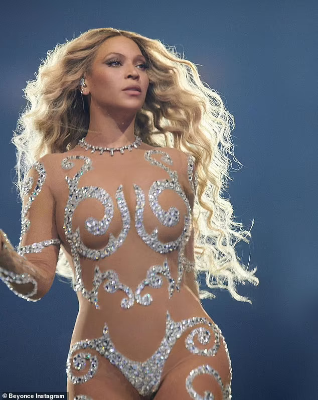 “Ong chúa” Beyoncé mặc như không trên sân khấu - Ảnh 1.