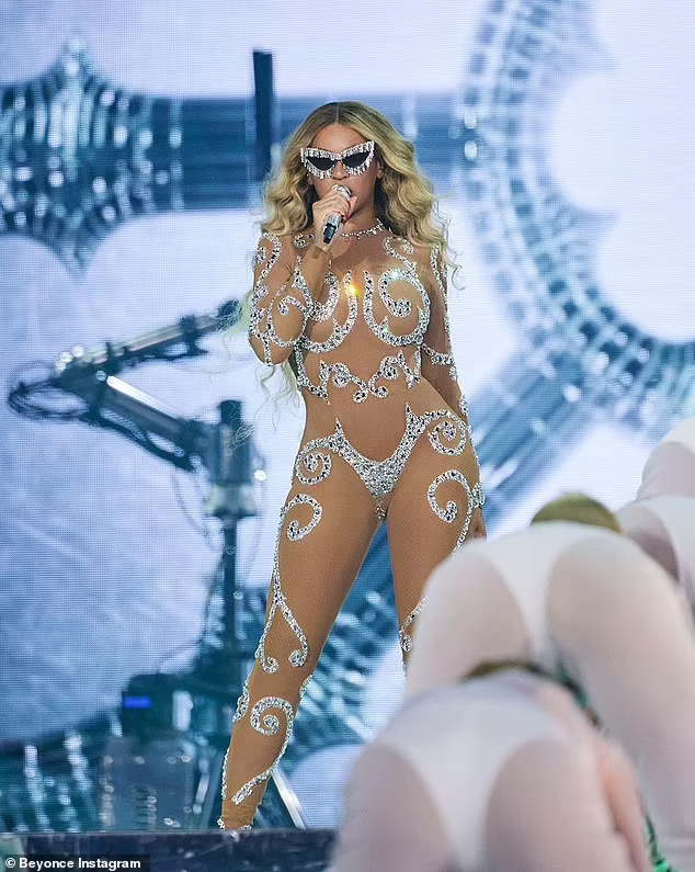 “Ong chúa” Beyoncé mặc như không trên sân khấu - Ảnh 3.