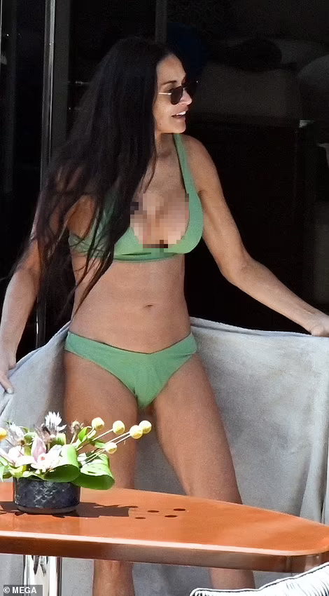 Minh tinh Demi Moore “nhí nhảnh” với bikini ở tuổi 60 - Ảnh 5.