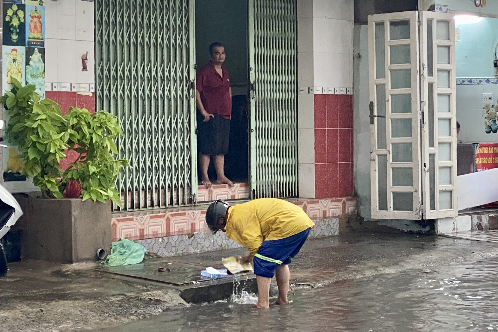 Mưa ngập nhiều tuyến đường ở Thủ Đức, một số nơi xuất hiện hố sâu, sụt lún - Ảnh 6.