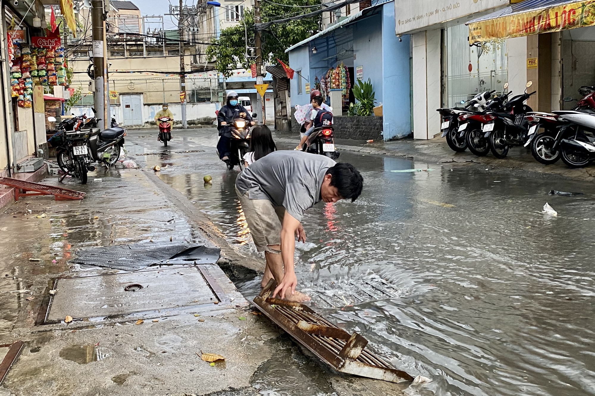 Mưa ngập nhiều tuyến đường ở Thủ Đức, một số nơi xuất hiện hố sâu, sụt lún - Ảnh 5.