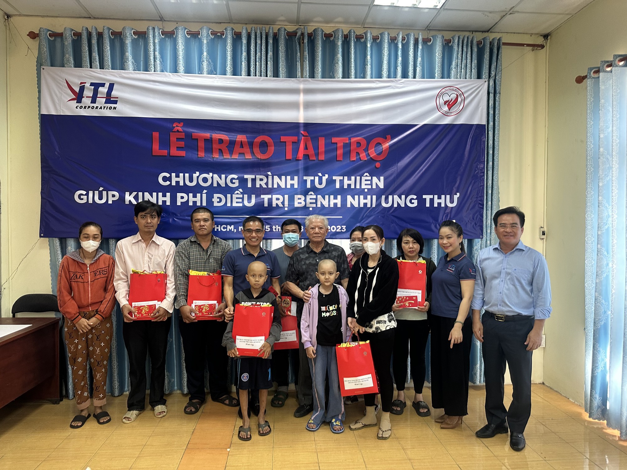 នាយកប្រតិបត្តិ ITL Group ឧបត្ថម្ភ ១ ពាន់លានដុង ជួយព្យាបាលកុមារមហារីក - រូបថត ១. CEO Tập đoàn ITL tài trợ 1 tỉ đồng hỗ trợ điều trị cho bệnh nhi ung thư - Ảnh 1.