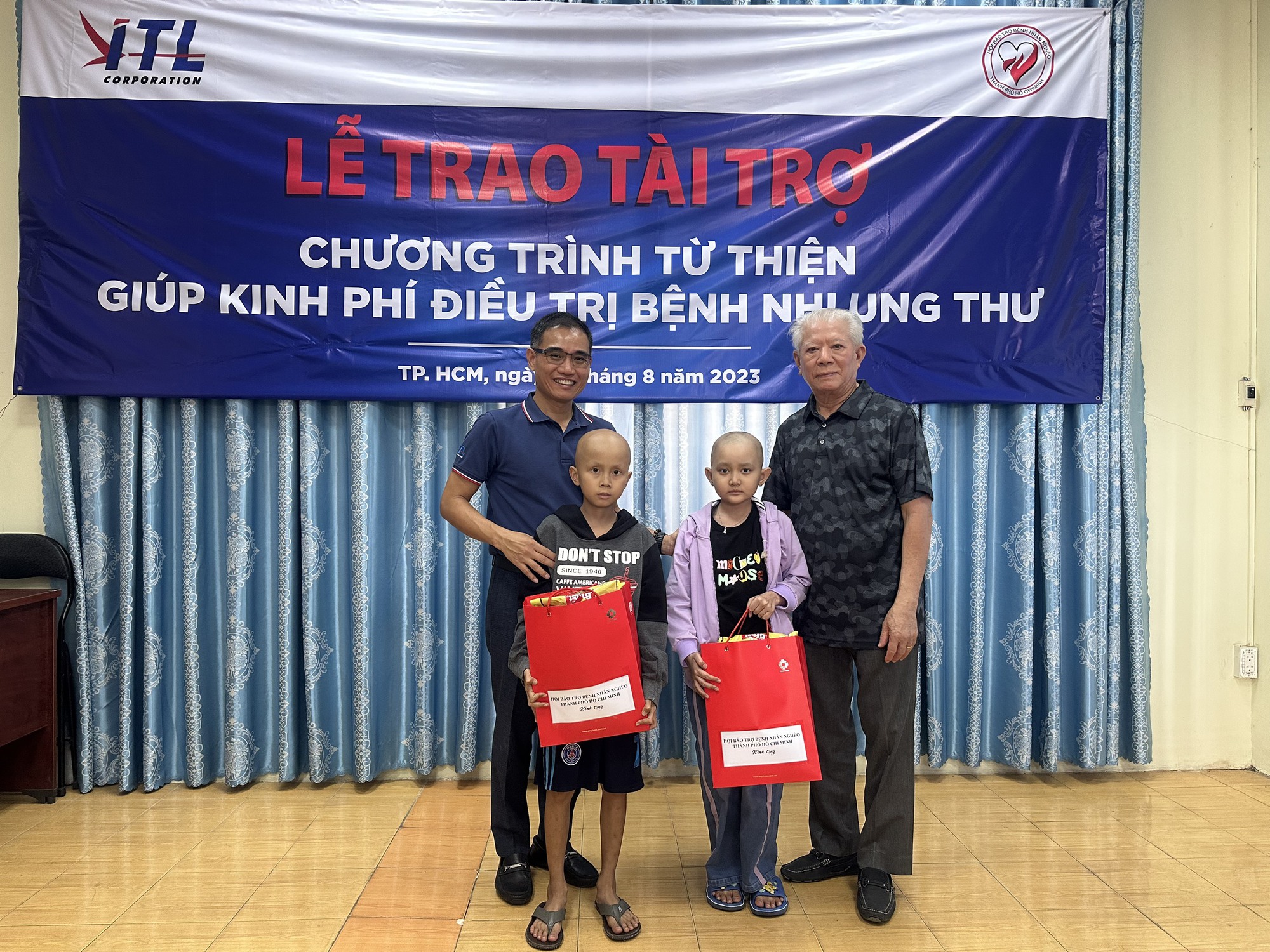 អគ្គនាយកក្រុមហ៊ុន ITL Group ឧបត្ថម្ភថវិកាចំនួន ១ពាន់លានដុង ដើម្បីជួយព្យាបាលកុមារដែលមានជំងឺមហារីក - រូបថត ២. CEO Tập đoàn ITL tài trợ 1 tỉ đồng hỗ trợ điều trị cho bệnh nhi ung thư - Ảnh 2.