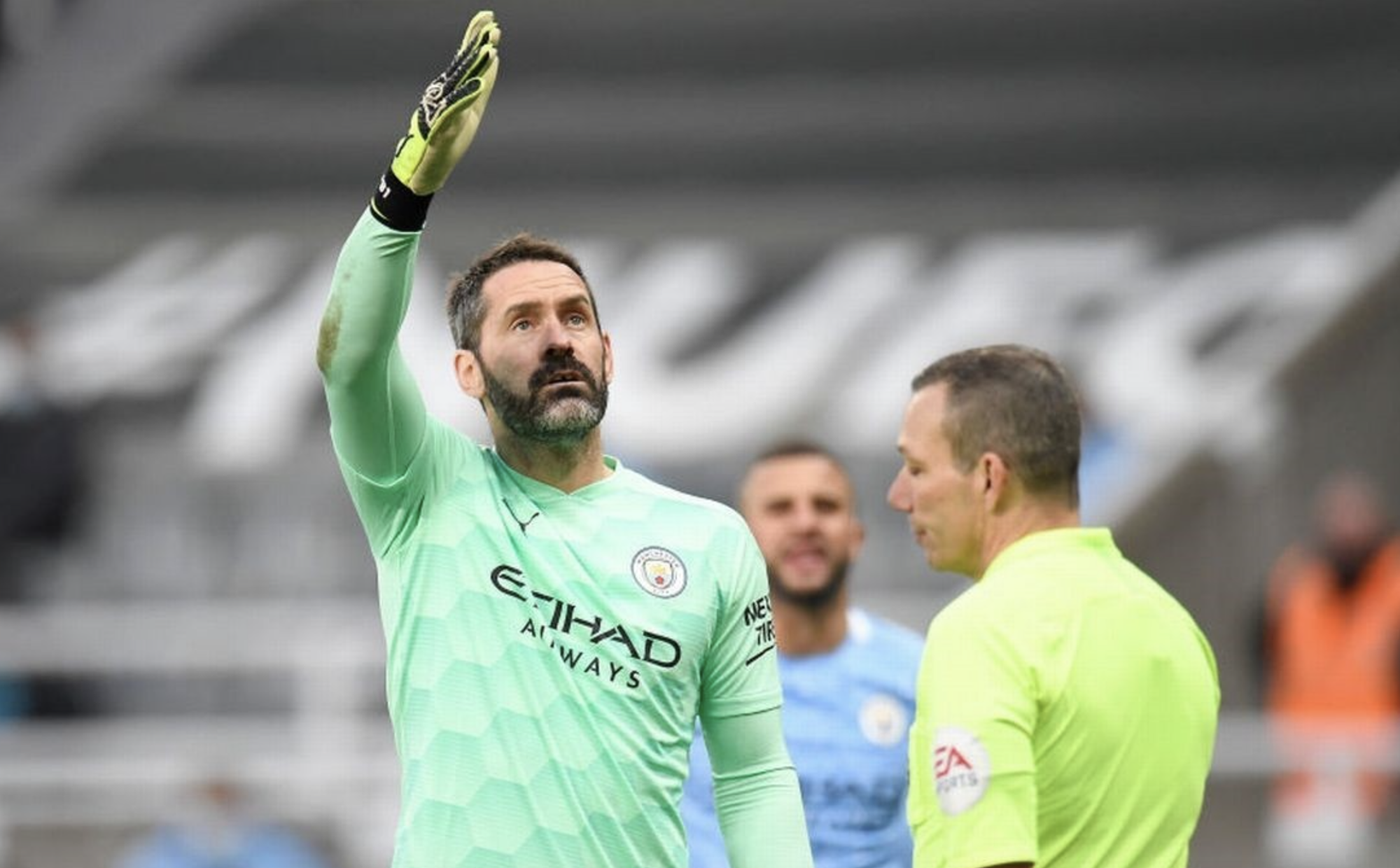 Việc nhẹ lương cao, thủ môn siêu dị Scott Carson lập siêu kỳ tích với Man City  - Ảnh 3.