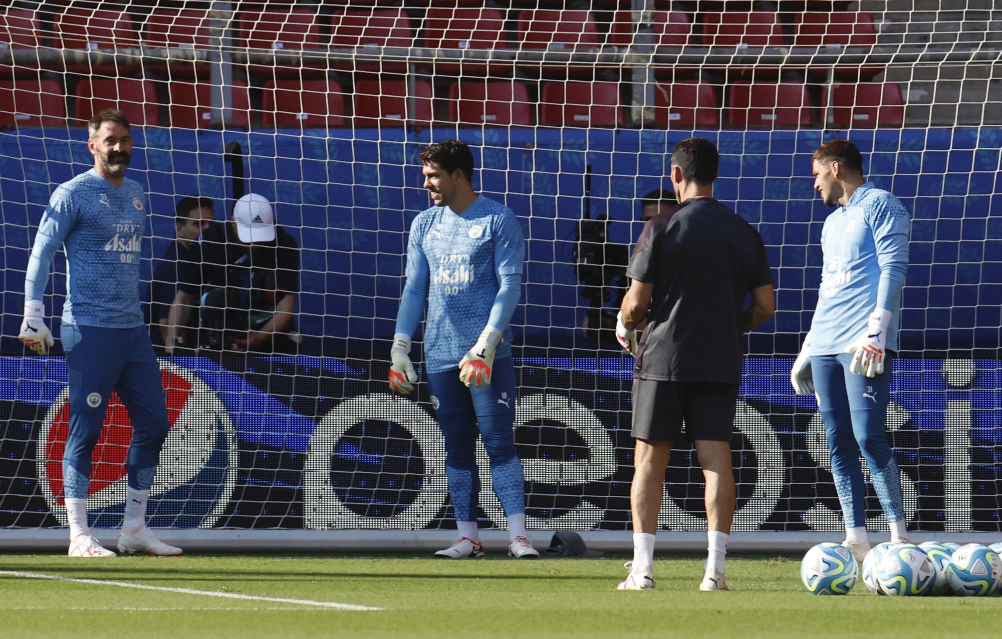 Việc nhẹ lương cao, thủ môn siêu dị Scott Carson lập siêu kỳ tích với Man City  - Ảnh 4.