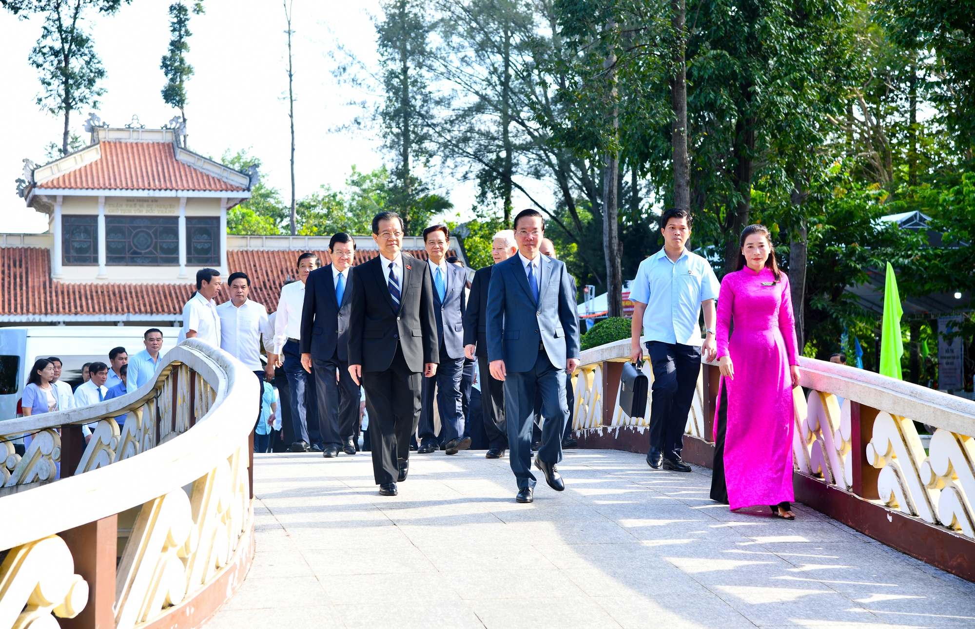 Chủ tịch nước Võ Văn Thưởng viếng, dâng hương tại đền thờ Chủ tịch Tôn Đức Thắng - Ảnh 5.