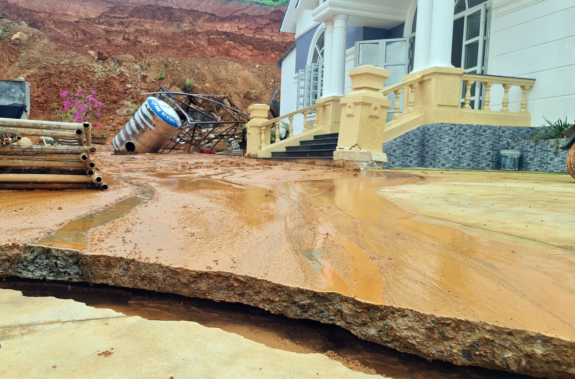 Lâm Đồng: Nhiều vết nứt vừa xuất hiện tại dự án hồ chứa nước 500 tỉ đồng - Ảnh 4.