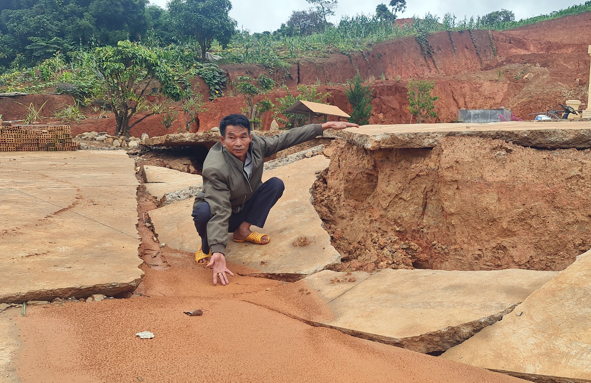 Lâm Đồng: Nhiều vết nứt vừa xuất hiện tại dự án hồ chứa nước 500 tỉ đồng - Ảnh 5.