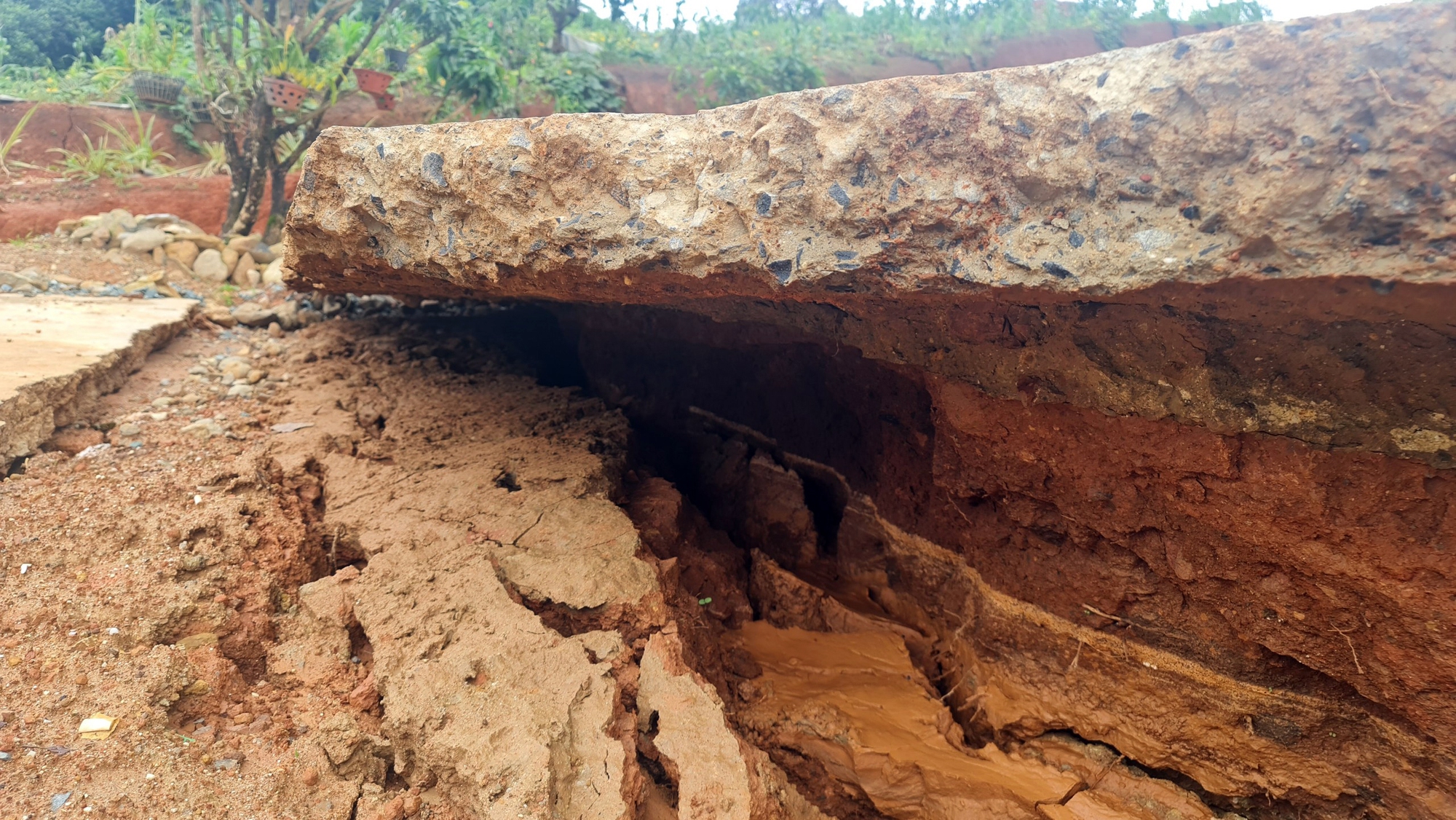 Lâm Đồng: Nhiều vết nứt vừa xuất hiện tại dự án hồ chứa nước 500 tỉ đồng - Ảnh 8.