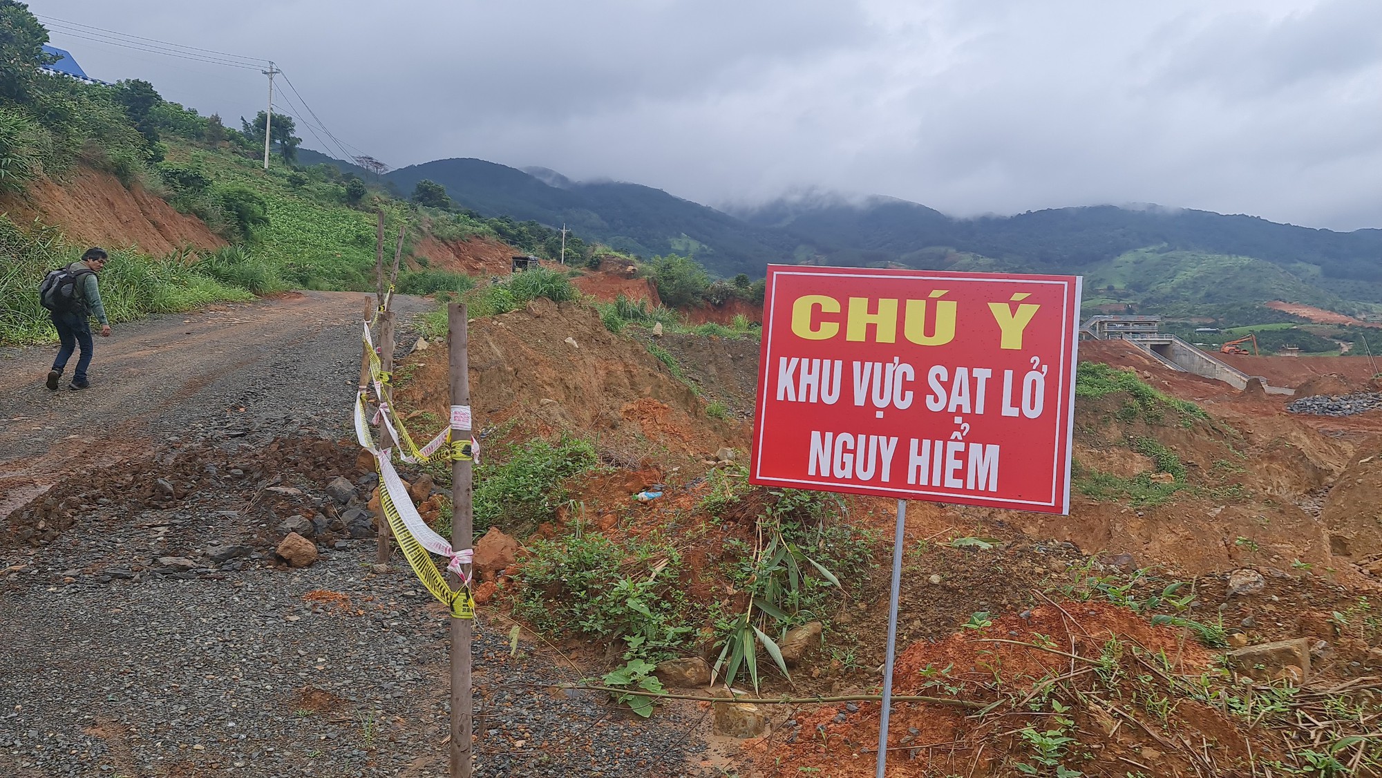 Lâm Đồng: Nhiều vết nứt vừa xuất hiện tại dự án hồ chứa nước 500 tỉ đồng - Ảnh 10.