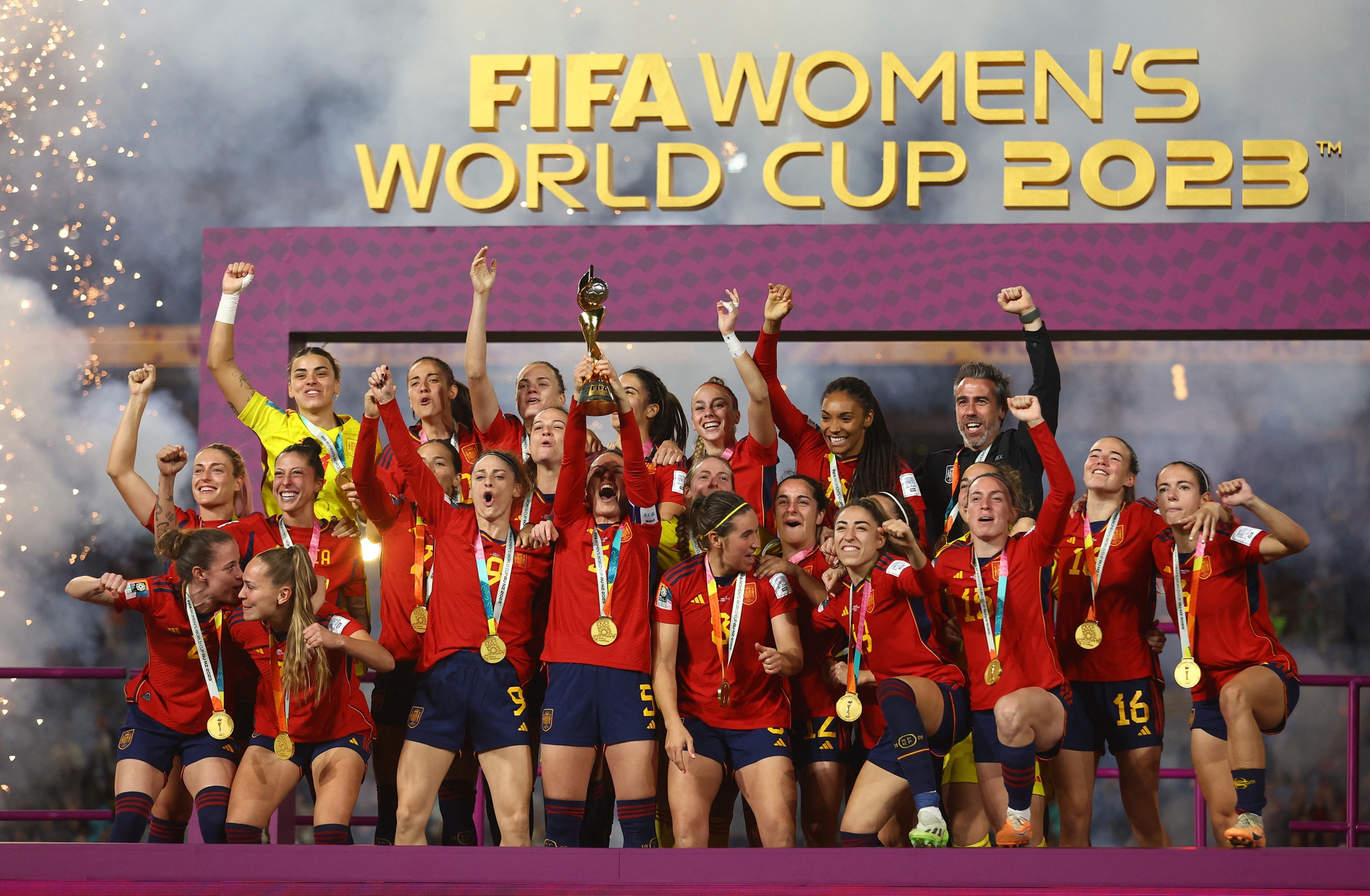 Bế mạc World Cup nữ 2023, hai luồng cảm xúc trái ngược - Ảnh 1.