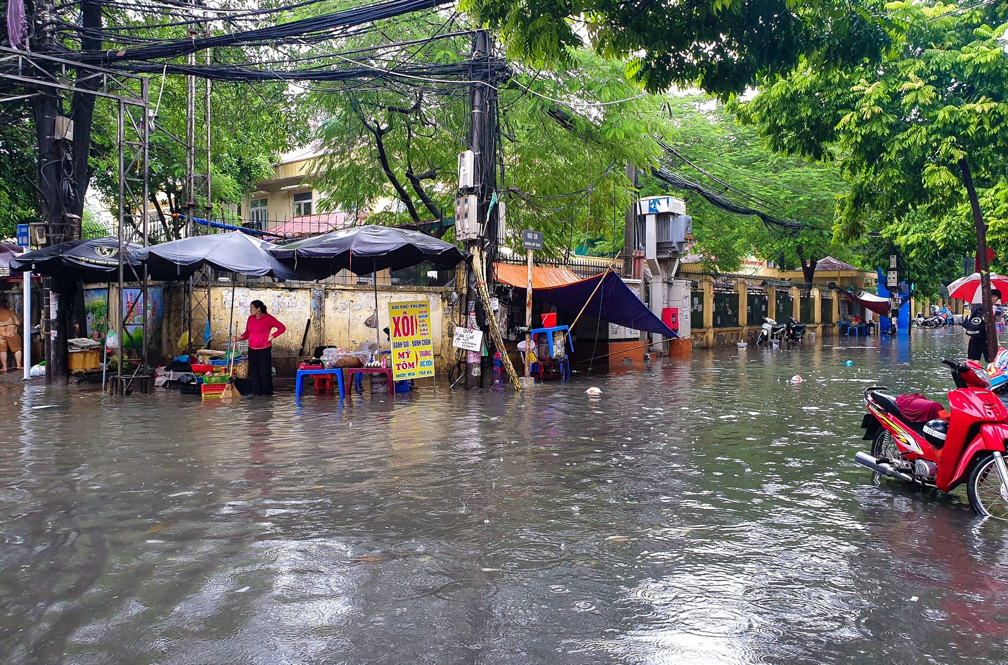 Sau trận mưa lớn, đường phố Hà Nội chìm trong biển nước - Ảnh 11.