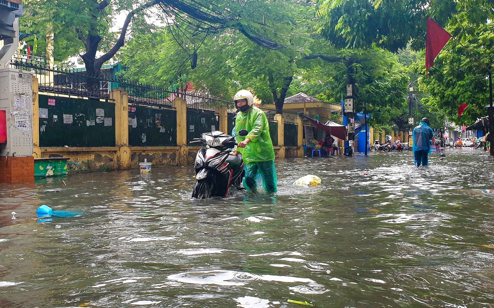 Sau trận mưa lớn, đường phố Hà Nội chìm trong biển nước - Ảnh 12.