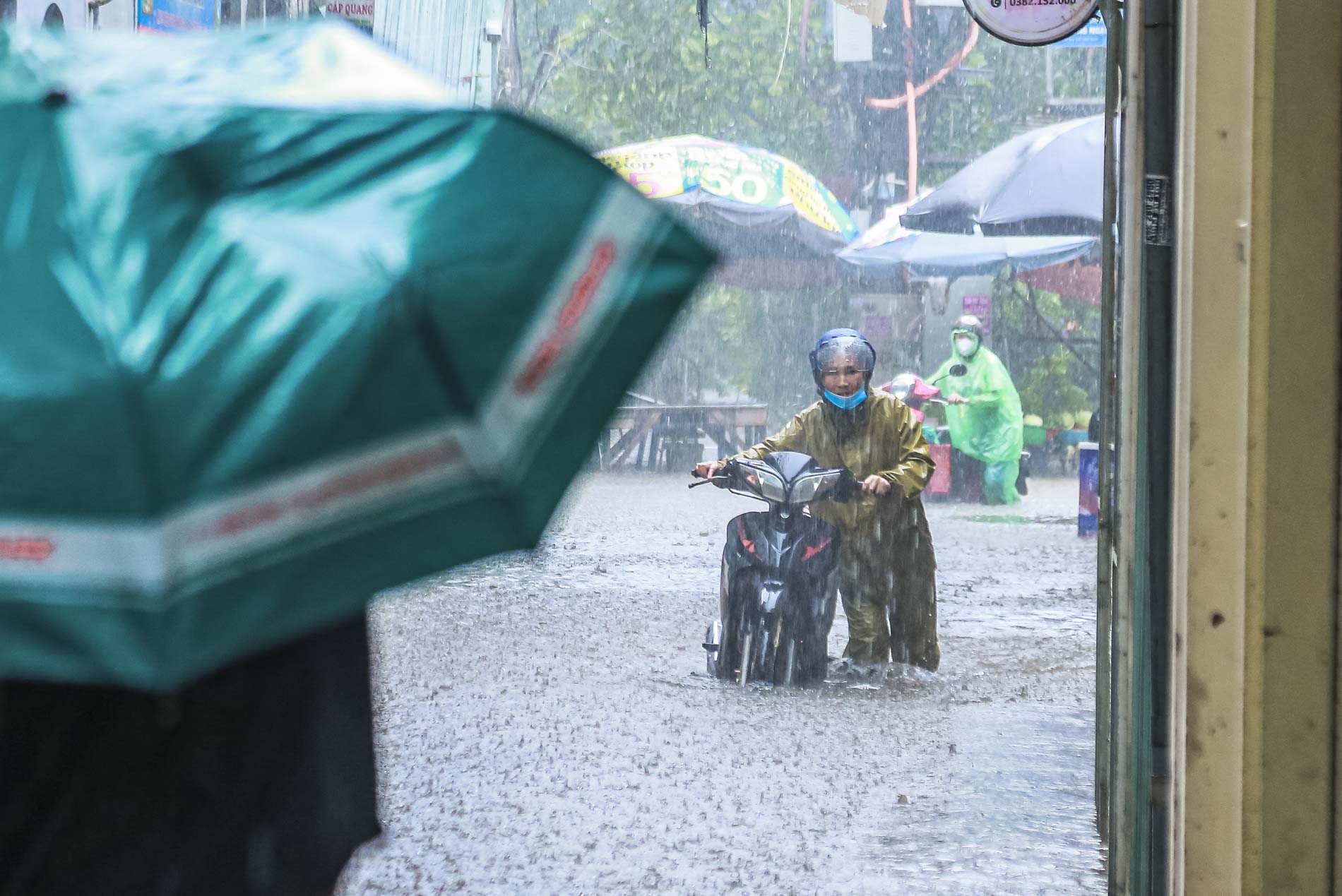 Sau trận mưa lớn, đường phố Hà Nội chìm trong biển nước - Ảnh 2.