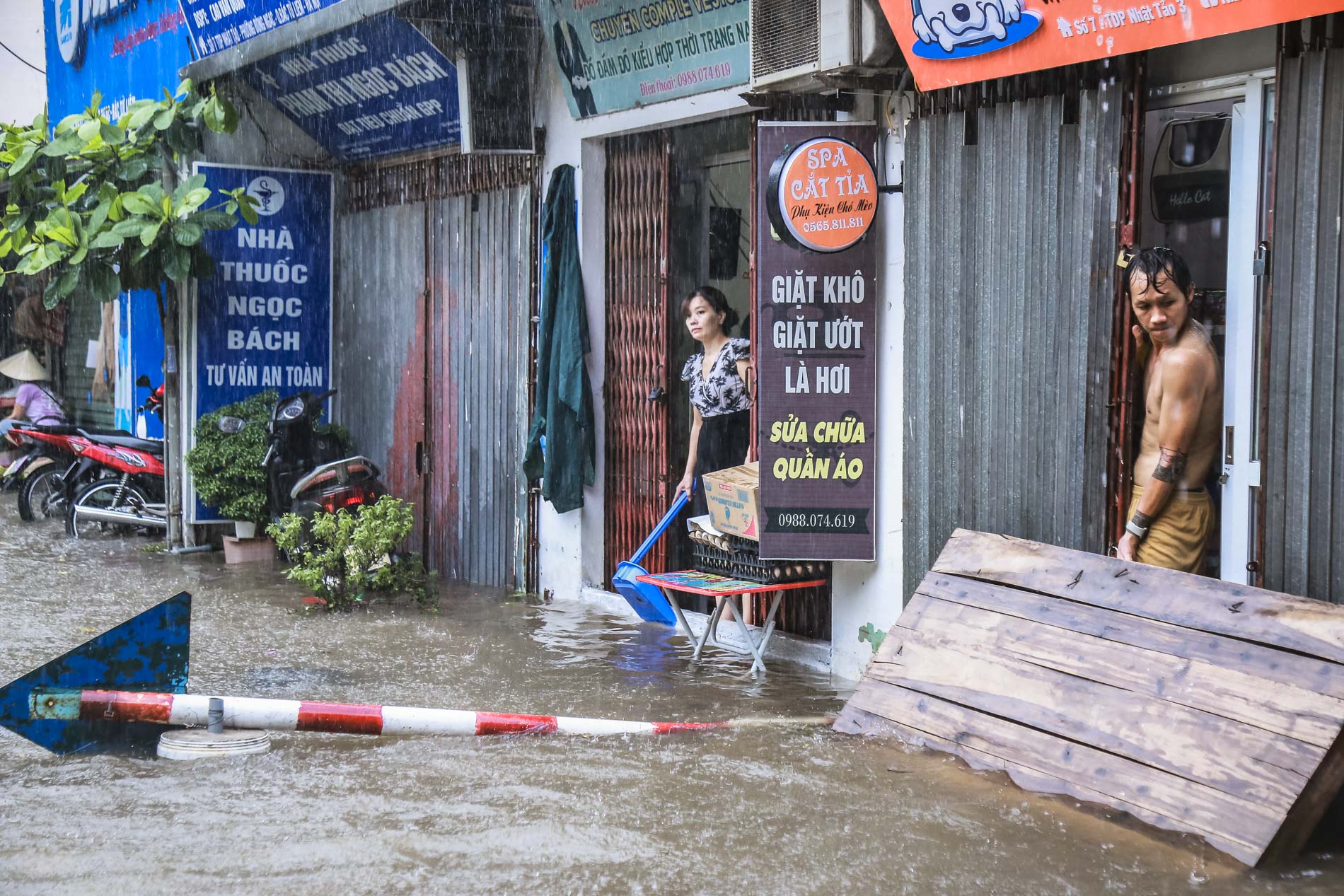 Sau trận mưa lớn, đường phố Hà Nội chìm trong biển nước - Ảnh 4.