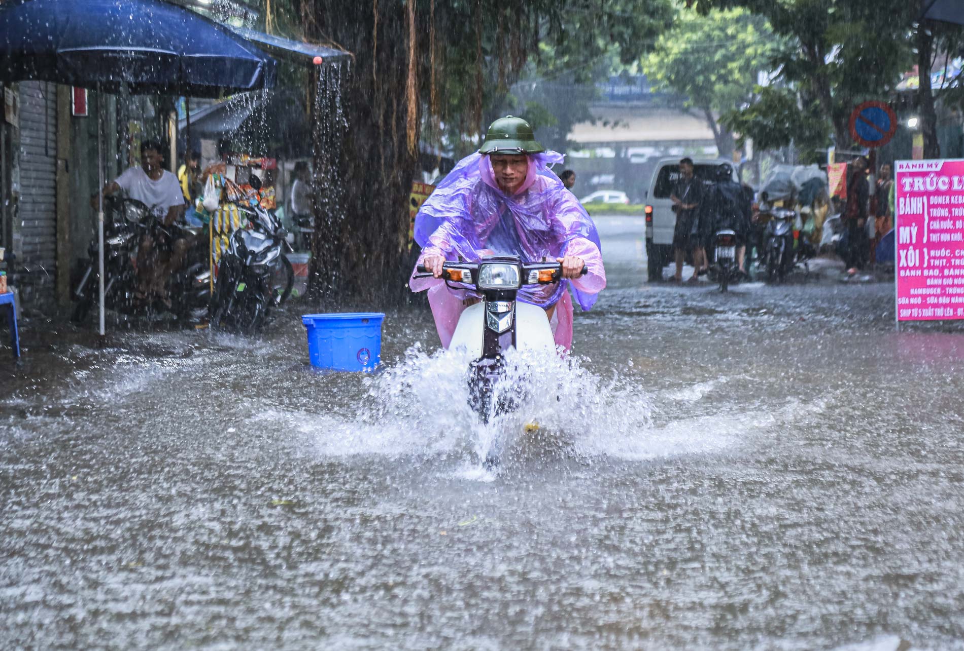 Sau trận mưa lớn, đường phố Hà Nội chìm trong biển nước - Ảnh 8.