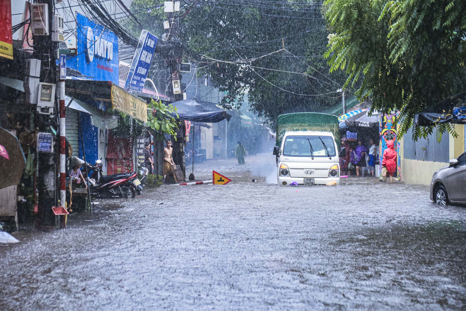 Sau trận mưa lớn, đường phố Hà Nội chìm trong biển nước - Ảnh 5.
