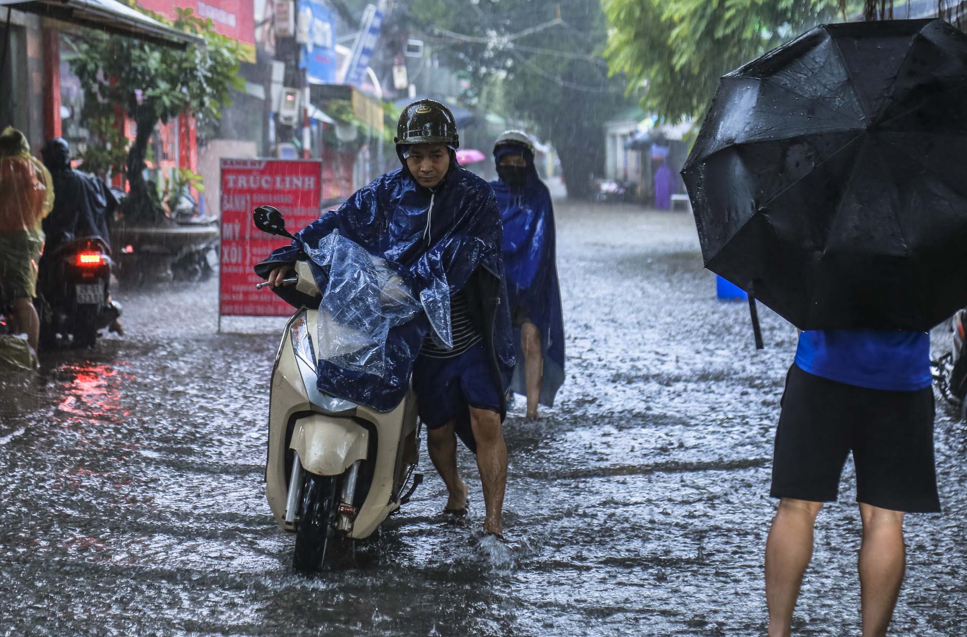 Sau trận mưa lớn, đường phố Hà Nội chìm trong biển nước - Ảnh 10.