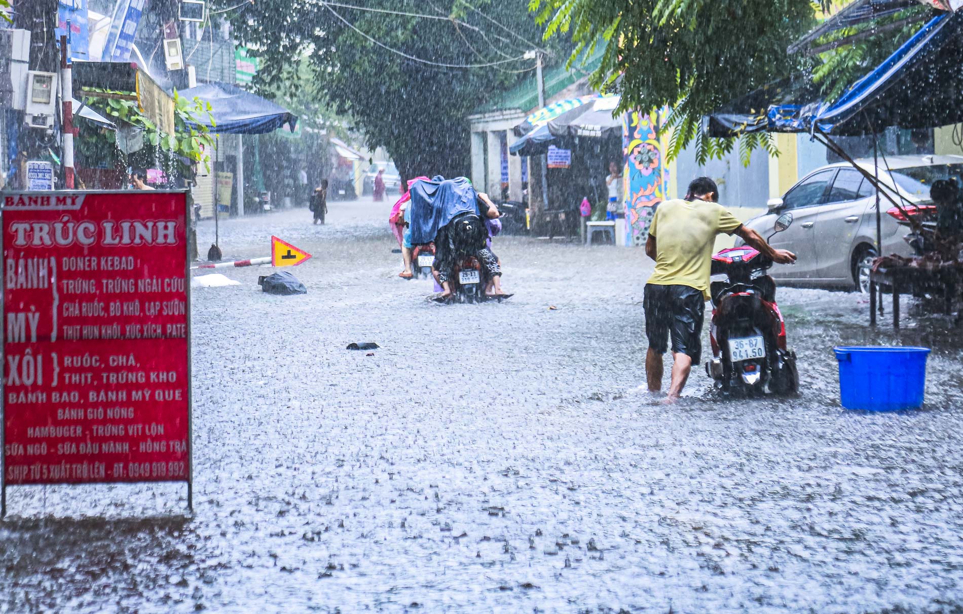 Sau trận mưa lớn, đường phố Hà Nội chìm trong biển nước - Ảnh 9.