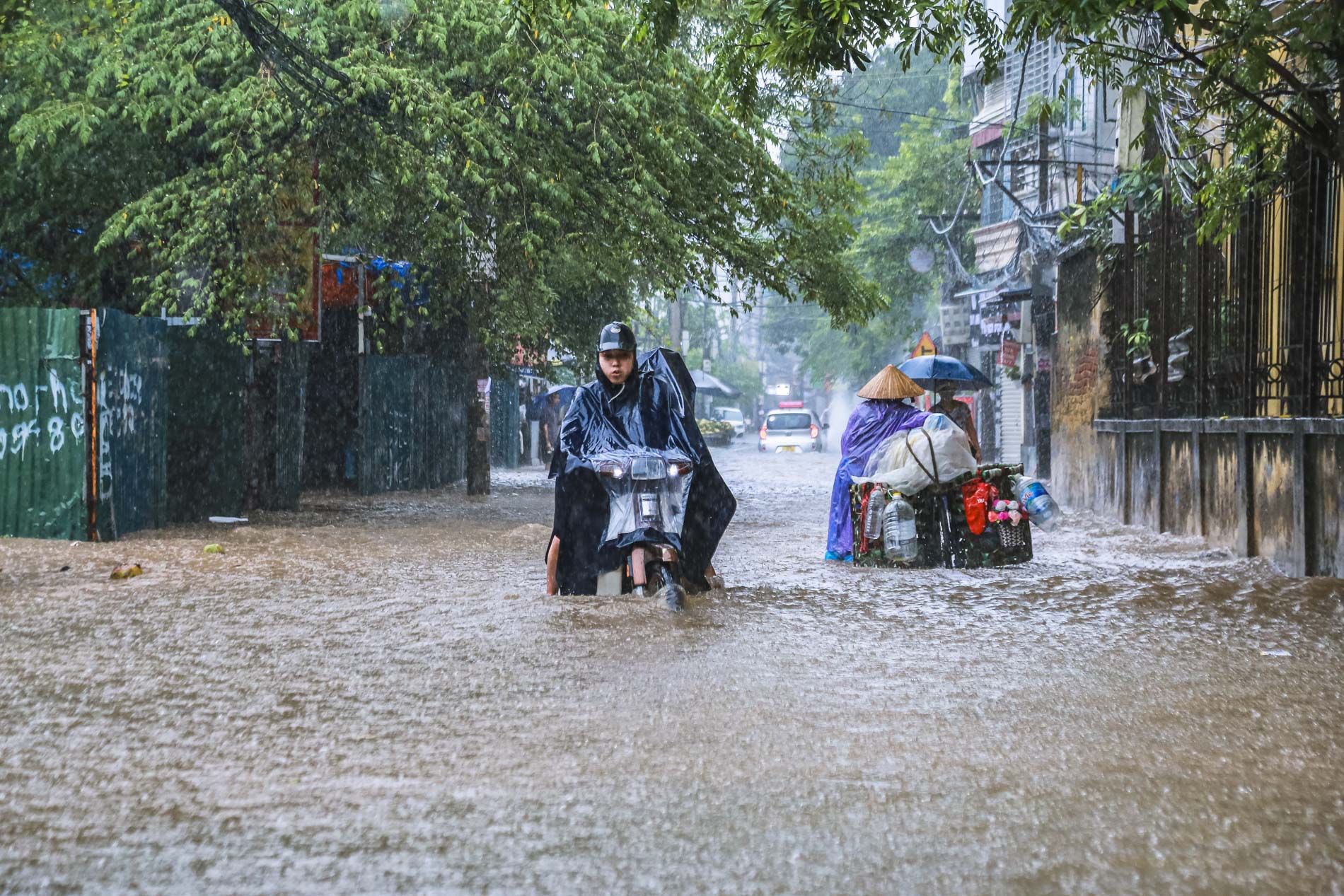 Sau trận mưa lớn, đường phố Hà Nội chìm trong biển nước - Ảnh 3.