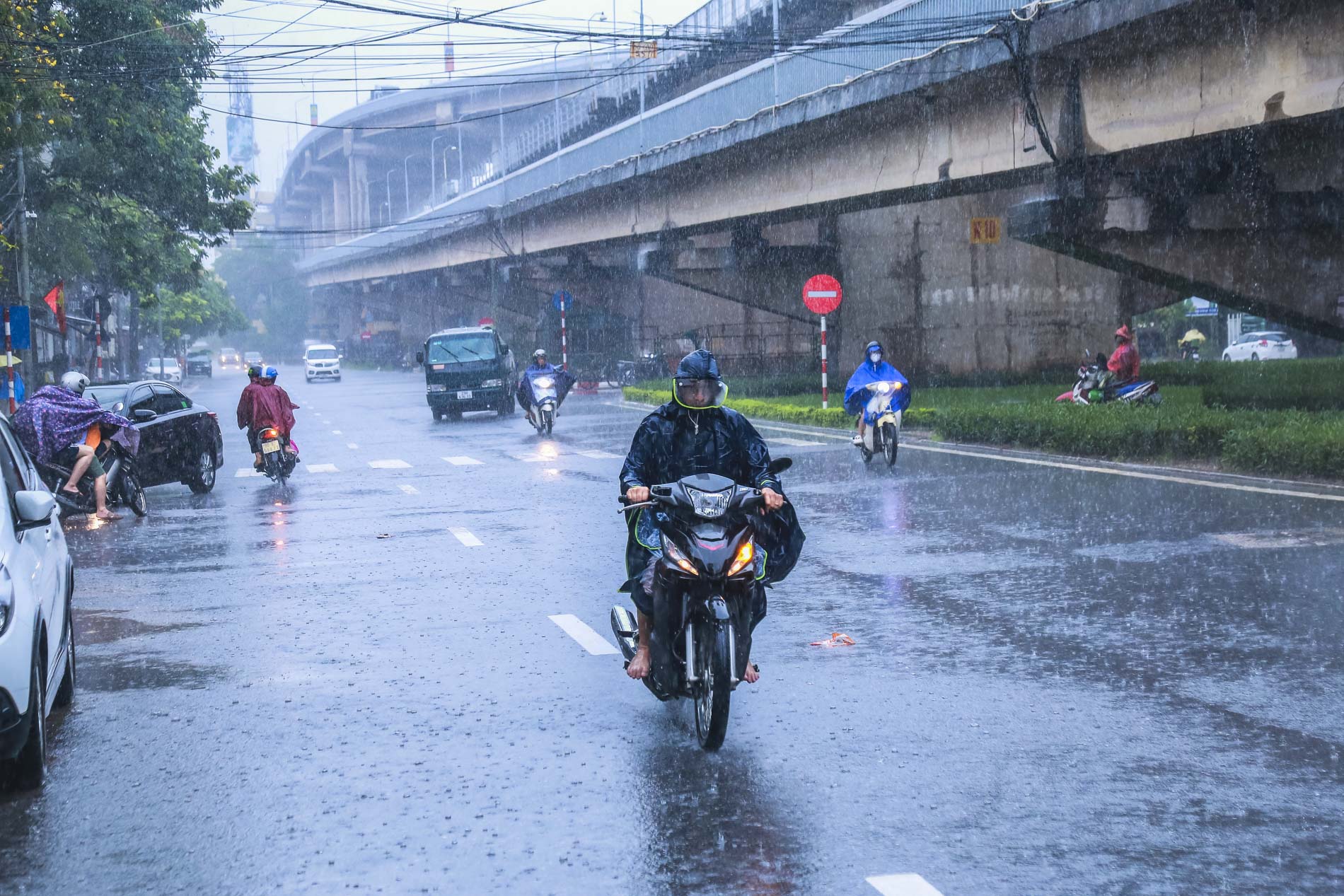 Sau trận mưa lớn, đường phố Hà Nội chìm trong biển nước - Ảnh 1.