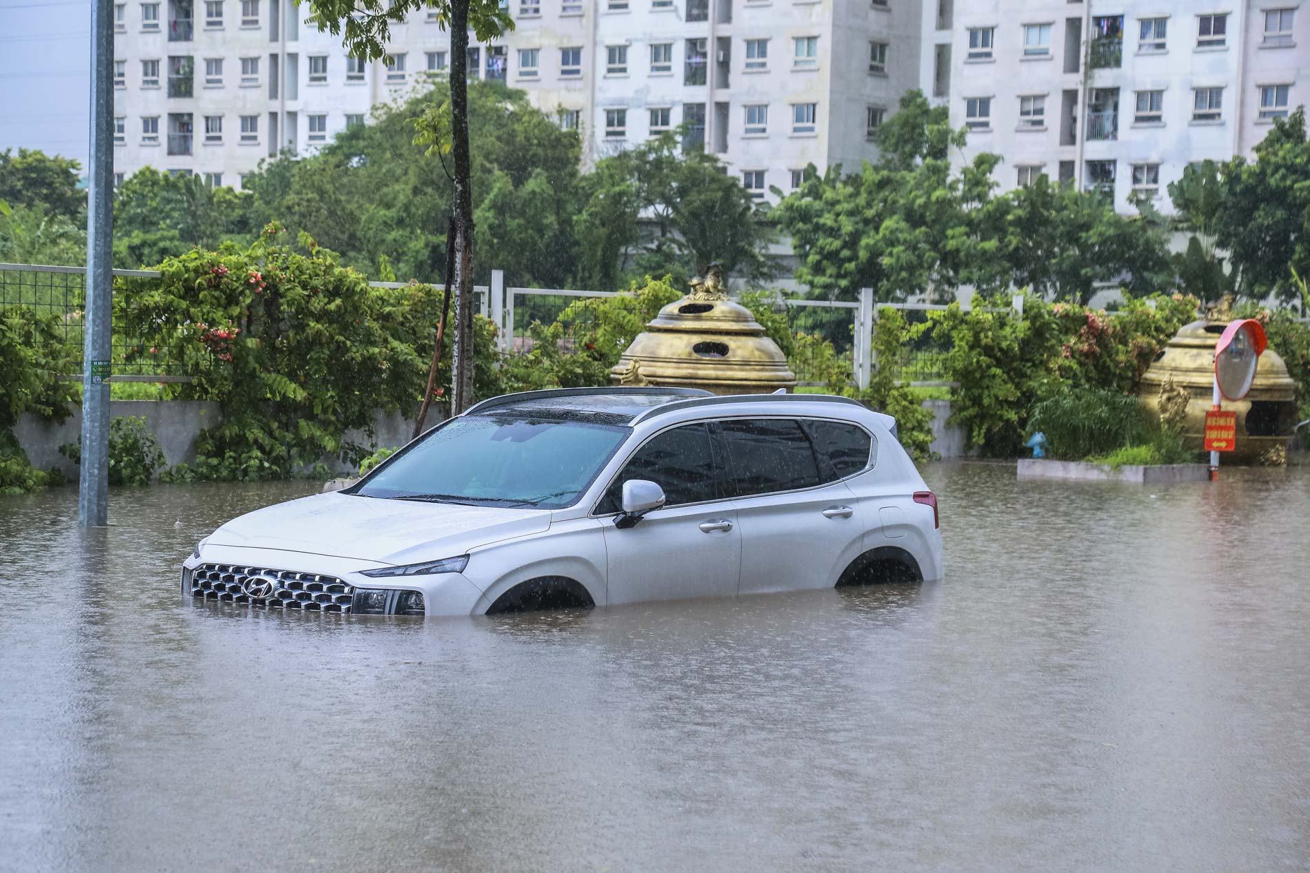 Sau trận mưa lớn, đường phố Hà Nội chìm trong biển nước - Ảnh 6.
