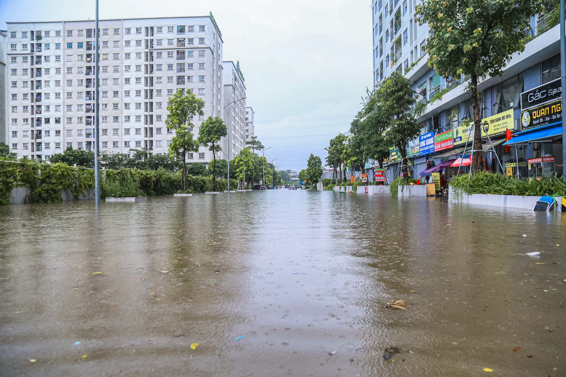 Sau trận mưa lớn, đường phố Hà Nội chìm trong biển nước - Ảnh 7.