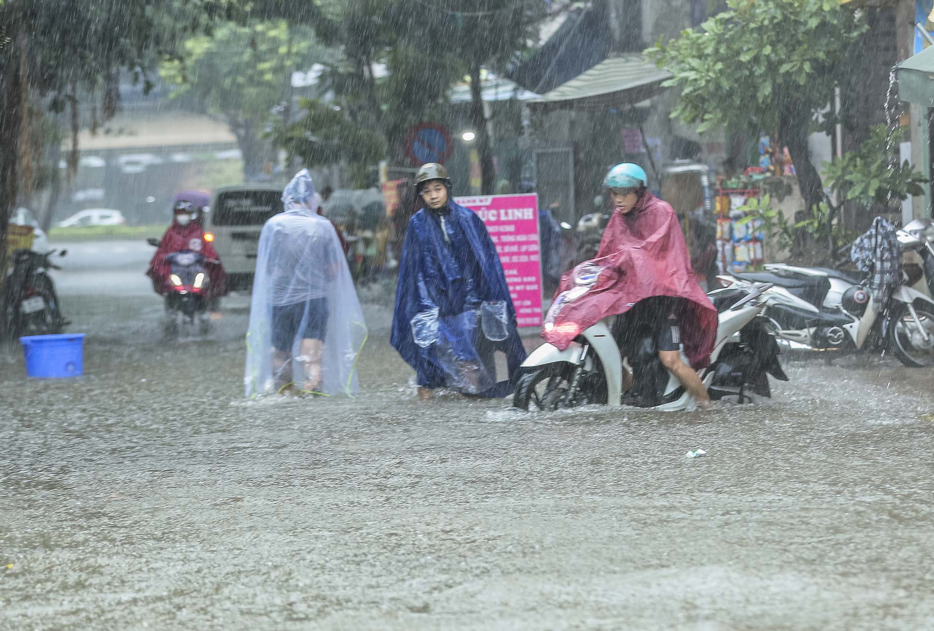 Sau trận mưa lớn, đường phố Hà Nội chìm trong biển nước - Ảnh 13.