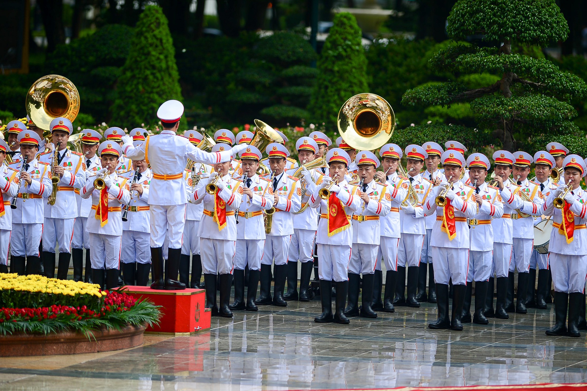 Chủ tịch nước Võ Văn Thưởng nồng ấm bắt tay đón Tổng thống Kazakhstan - Ảnh 6.