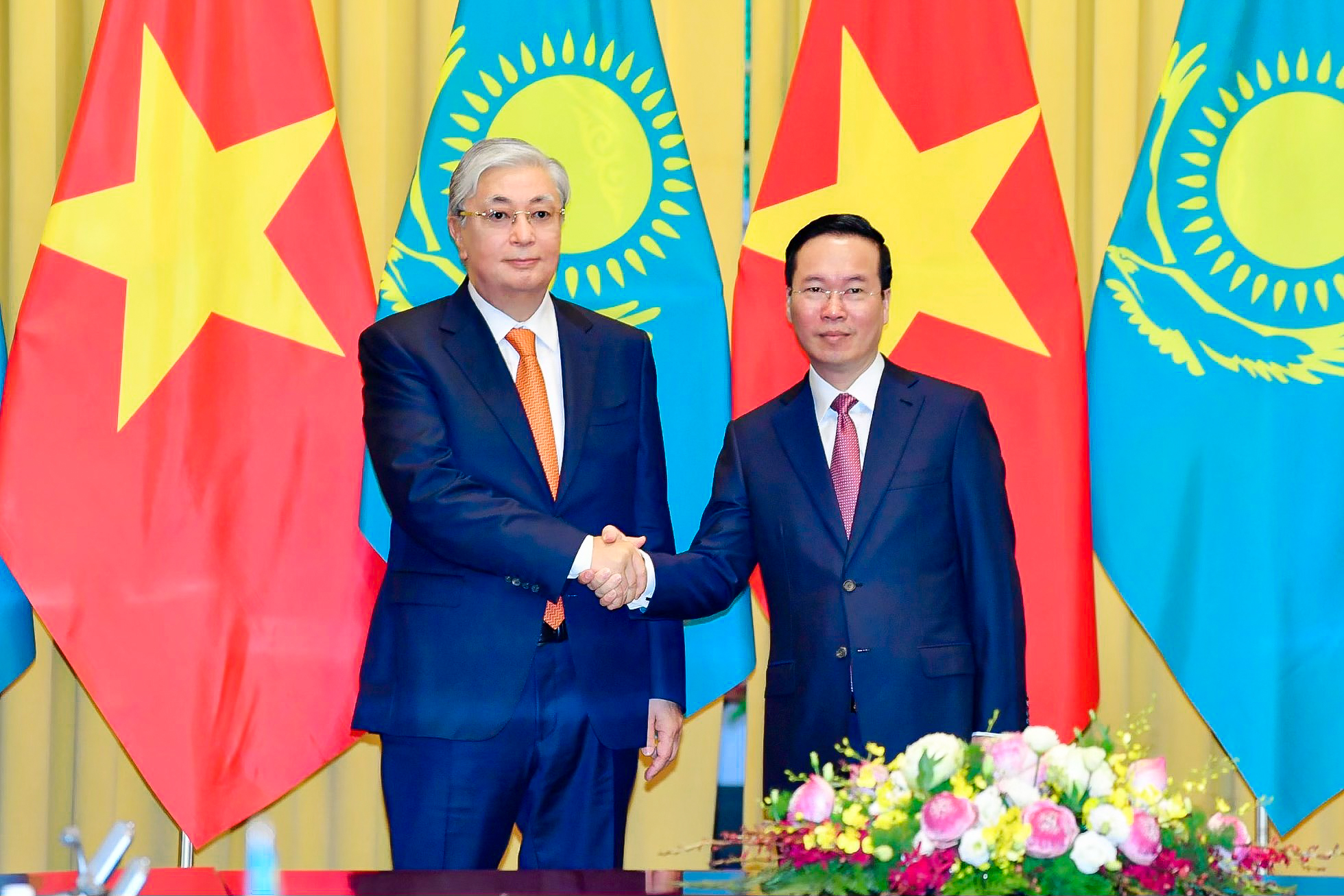 Chủ tịch nước Võ Văn Thưởng nồng ấm bắt tay đón Tổng thống Kazakhstan - Ảnh 10.