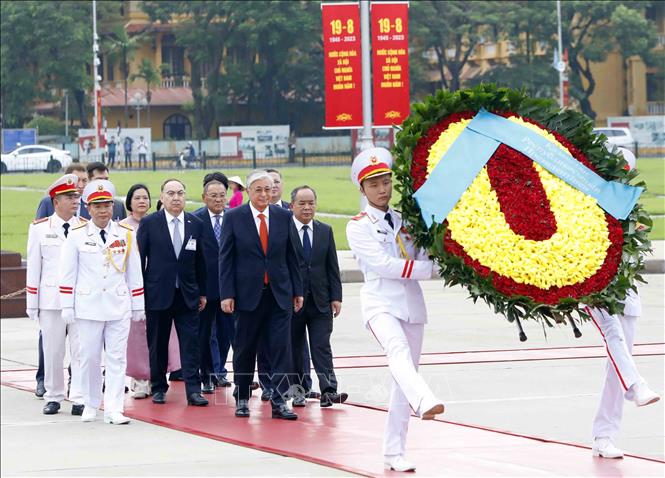 Chủ tịch nước Võ Văn Thưởng nồng ấm bắt tay đón Tổng thống Kazakhstan - Ảnh 15.