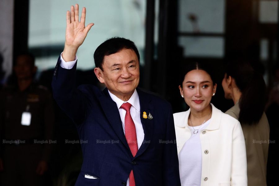 CLIP: Cựu Thủ tướng Thaksin Shinawatra về tới Thái Lan - Ảnh 6.